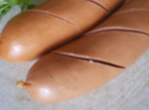 надрізаємо сардельки