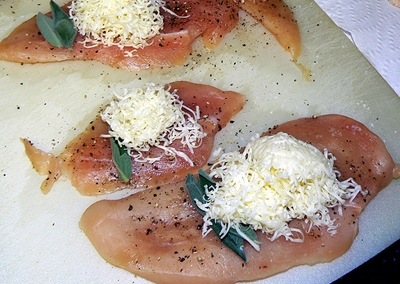 на м'ясо викладаємо листя шавлії і тертий сир