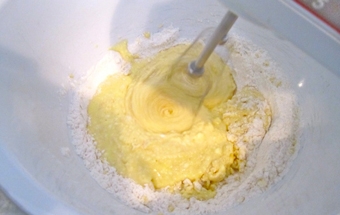 перемішуємо борошно з молочно-жовтковою сумішшю