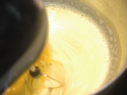 збиваємо яйця з цукром