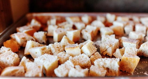 сушимо кубики хліба