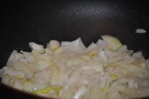 лук в сотейнику
