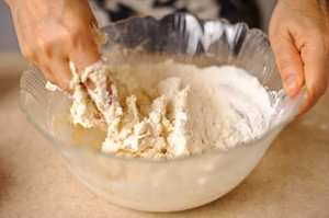замішуємо тісто руками
