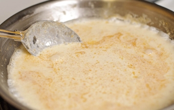 виливаємо в сковороду вершки