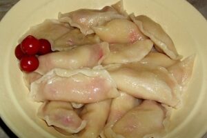 Вареники з вишнею на пару