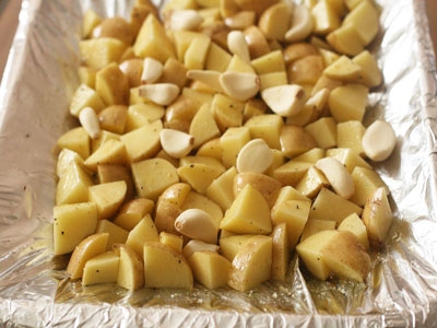 картопля з часником на деко