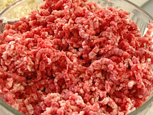 заважаємо м'ясний фарш з часником і спеціями