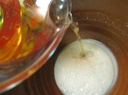 вливаємо пиво в борошно