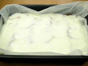 Заливаємо пиріг сметанним кремом