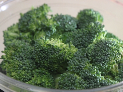 поділяємо броколі на суцвіття