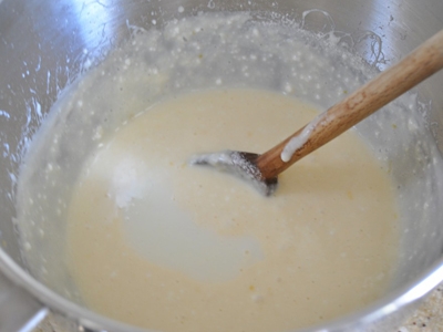 перемішуємо манну крупу з кефіром