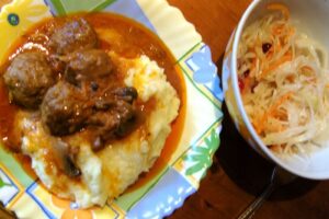 М&;ясні тефтелі в горщику