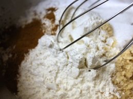 перемішуємо всі сухі інгредієнти для тіста