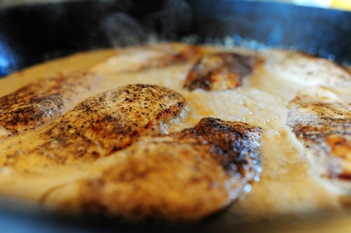 повертаємо курячі шматочки на сковороду