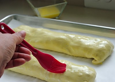 змащуємо штрудель яйцем