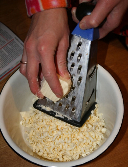 натираємо заморожений маргарин