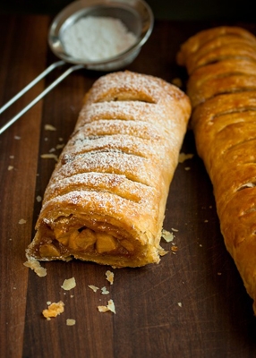 посипаємо штрудель цукровою пудрою