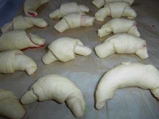 змащуємо рогалики молочно-яєчною сумішшю