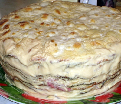 переміщуємо торт на плоске блюдо для сервірування