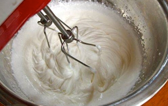 збиваємо сметану з цукром