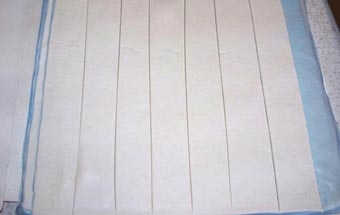 нарізаємо тісто на смужки