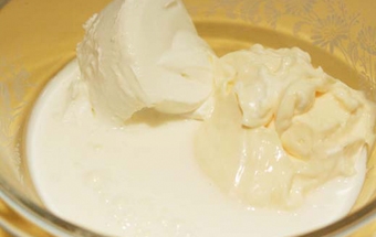 змішуємо всі інгредієнти для соусу