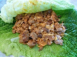 викладаємо на капустяне листя начинку