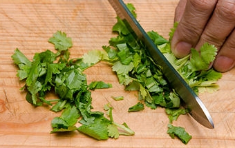 подрібнюємо кінзу