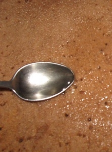 Протикаємо і просочуємо коржі