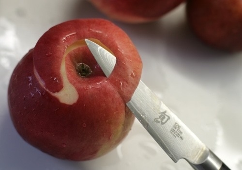 очищаємо яблука від шкірки