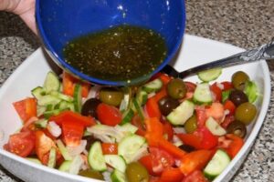 Салатна заправка з оливковою олією і спеціями