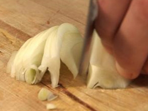 нарізати цибулю на шматочки