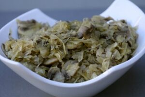 Гриби з квашеною капустою