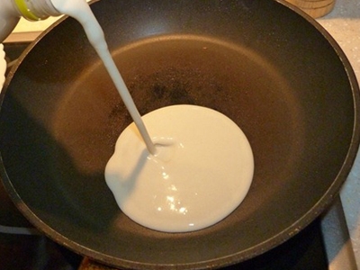 наливаємо з пляшки в сковороду тісто