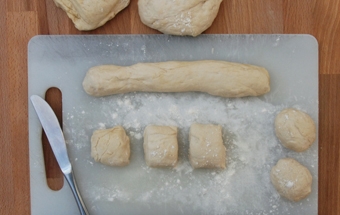 робимо з тіста ковбаску і формуємо кульки