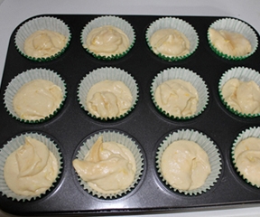 викладаємо тісто у формочки для запікання кексів