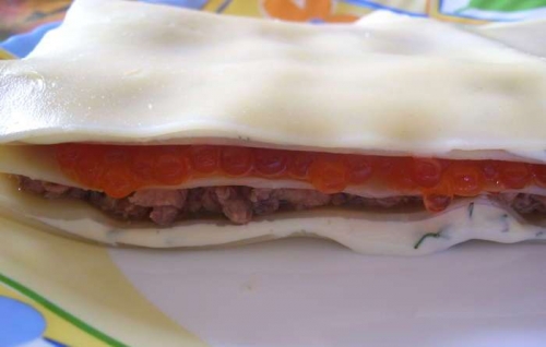 змащуємо лист лазаньї сиром і викладаємо тунець