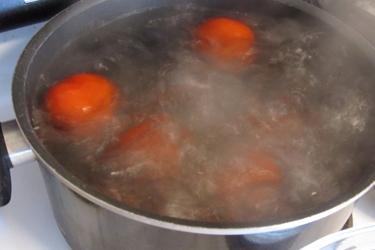 поміщаємо помідори в окріп