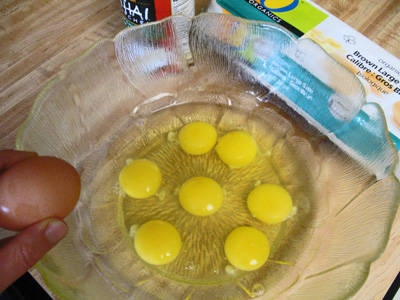 розбиваємо яйця в миску