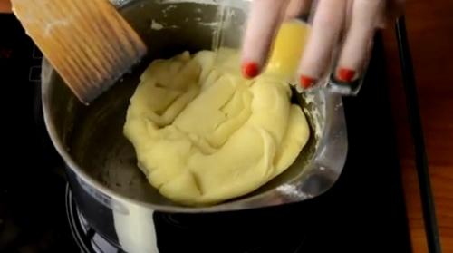 додаємо жовтки