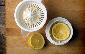 видавлюємо сік лимона