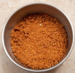 висипаємо мокру крихту у форму для запікання