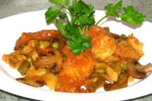 Лин, тушкований з вином і печерицями