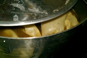 тісто в каструлі