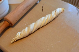 закручуємо блюдо в рулет і потім навколо своєї осі