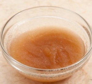 перемішуємо желатин в ромової рідини