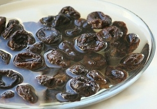 Замочуємо чорнослив