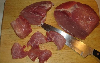 свинину нарізаємо на шматочки