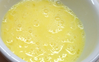 збиваємо яйця віночком