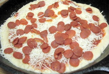 викладаємо на пиріг ковбасу